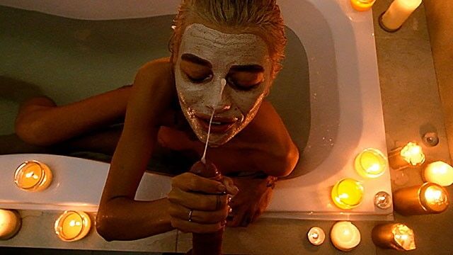 Resim Üvey kız kardeşimi banyoda dikizliyordum ve şöyle oldu