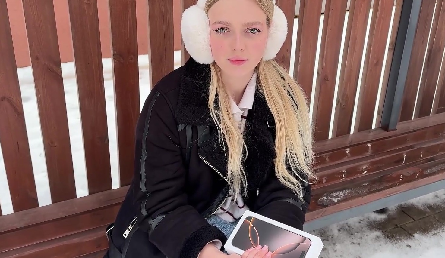 Resim Bir yabancı, yeni iPhone 16 Pro Max ile seks yapması için kandırıldı